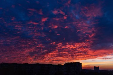 günbatımı şehir üzerinde. Doğa