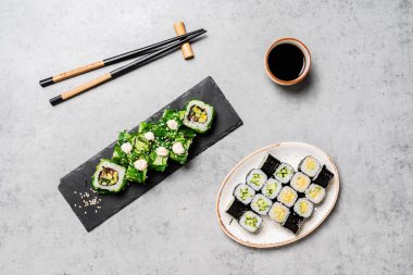 soya sosu ve yemek çubukları ile sushi