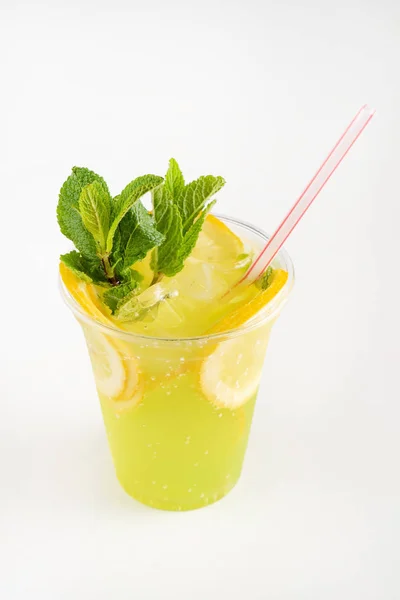 Bicchiere Limonata Con Menta Frutta Isolata Fondo Bianco — Foto Stock