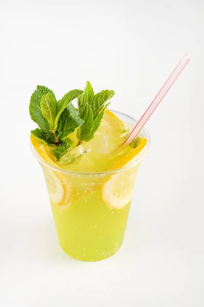 Vaso Limonada Con Menta Frutas Aisladas Sobre Fondo Blanco —  Fotos de Stock