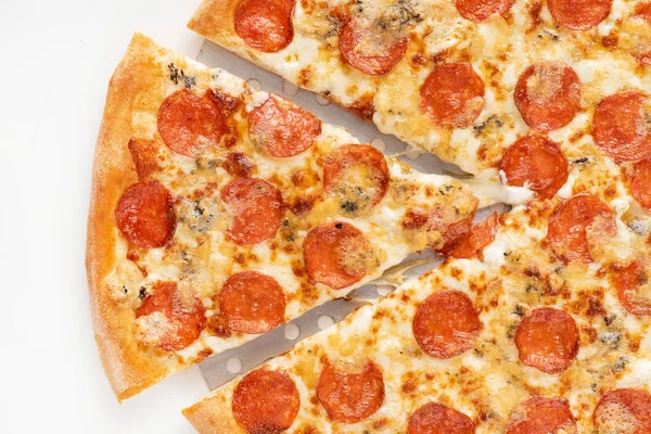 Pfefferoni Pizza Auf Weißem Hintergrund — Stockfoto