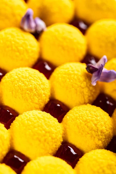 黄色复活节蛋糕与花 — 图库照片