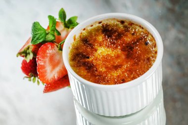 Çilek ile creme brulee (krem brulee, yanık kremi)