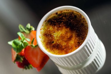 Çilek ile creme brulee (krem brulee, yanık kremi)