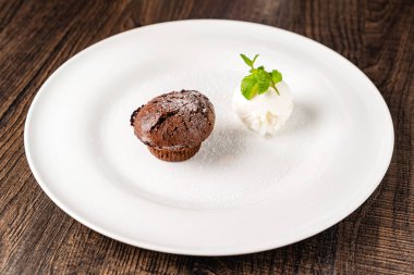 Dondurma ile çikolatalı kek