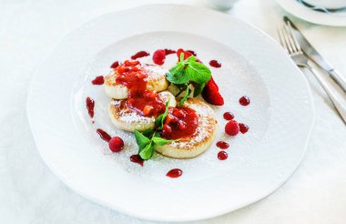 süzme peynirli reçelli krep.