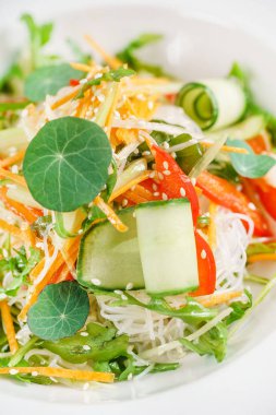 taze sebze ve yaprakları taze bahar salatası