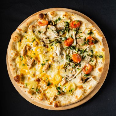 Siyah arka planda pizza.