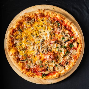 Siyah arka planda pizza.