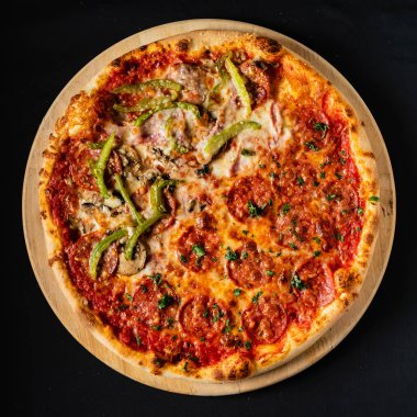 Siyah arka planda pizza.