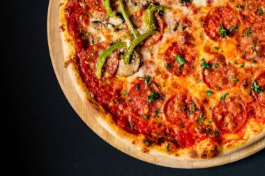 Siyah arka planda pizza.