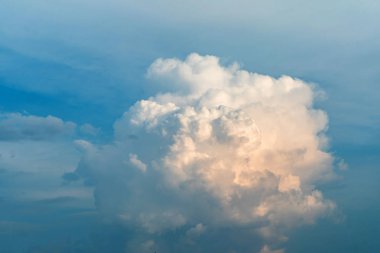 Mavi gökyüzü ve beyaz bulutlar. Doğa, seyahat