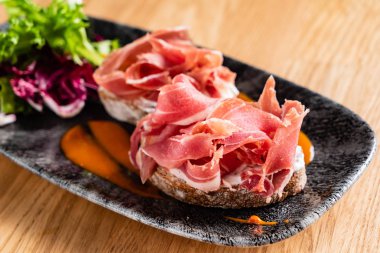 Jambon, peynir ve marul ile sandviç