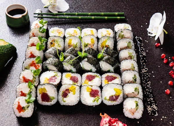 Gökkuşağı suşi somon, yılan balığı, ton balığı, avokado, Kraliyet karides, krem peynir Philadelphia, havyar tobica, chuka ile ayarlayın. Sushi Menüsü. Japon yemekleri