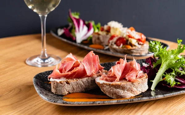 Smörgås Med Parmaskinka Ost Och Sallad — Stockfoto