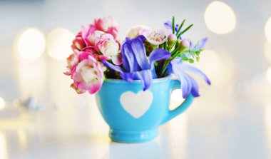 Kupası çiçeklerle dekorasyon, yakın çekim