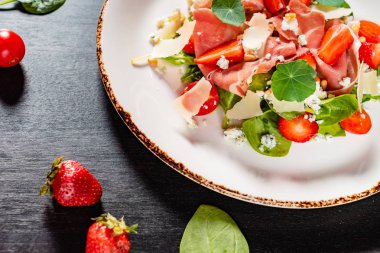 kiraz domates, peynir, çilek ve nasturtium yaprağı salatası