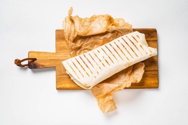 Tavuk fajita şal sandviç ahşap tahta üzerinde Kapat