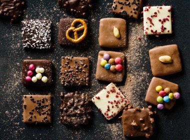 siyah arka plan üzerine çikolata kurabiye