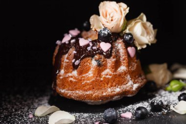 çiçeklerle kek, yakın çekim