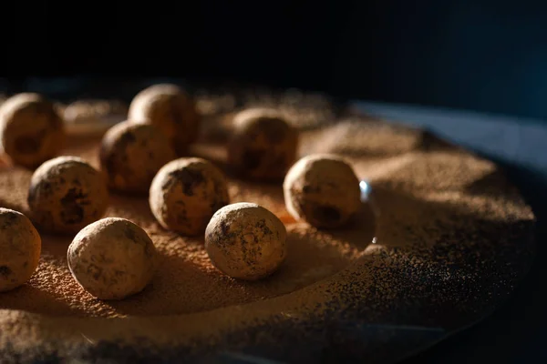 Coklat Manis Truffles Latar Belakang Hitam — Stok Foto