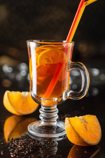 Oteplování Aromatickou Pikantní Oranžové Čaj Černém Pozadí — Stock fotografie