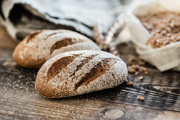 Färskt Bröd Med Mjöl Trä Bakgrund — Stockfoto