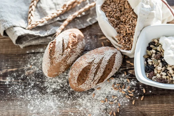 Färskt Bröd Med Mjöl Trä Bakgrund — Stockfoto