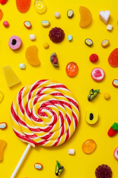 Colorful Candies Yellow Background — Stock Photo, Image