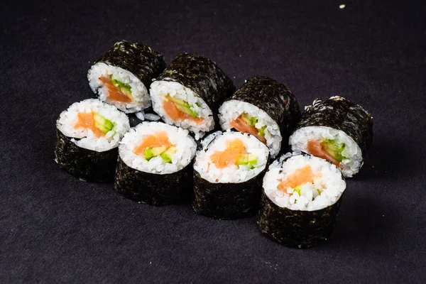 Sushi Łososiem Avocado Czarnym Tle — Zdjęcie stockowe