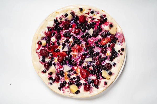 Pizza Con Bayas Frutas Sobre Fondo Blanco —  Fotos de Stock