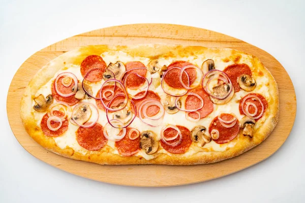 Pizza Mit Salami Und Roter Zwiebel Auf Weißem Hintergrund — Stockfoto