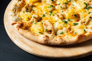 Siyah arka planda pizza.