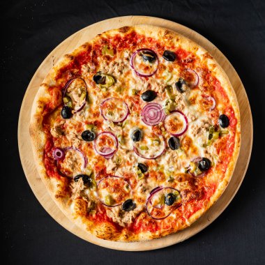 Siyah arka planda pizza.