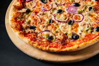 Siyah arka planda pizza.