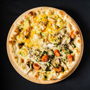 Siyah arka planda pizza.