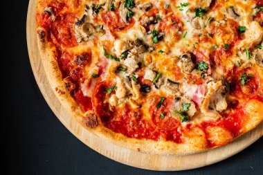 Siyah arka planda pizza.