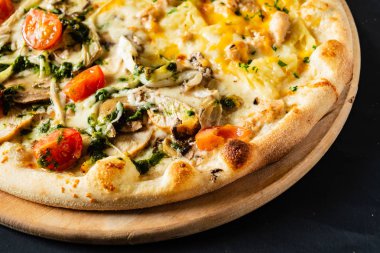 Siyah arka planda pizza.