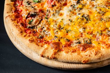 Siyah arka planda pizza.