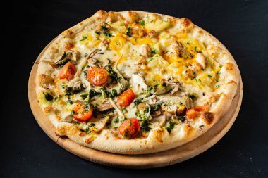 Siyah arka planda pizza.