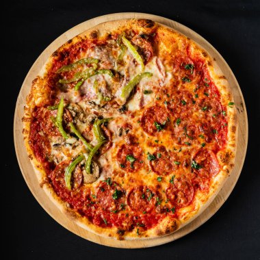 Siyah arka planda pizza.