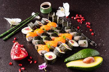 Gökkuşağı suşi somon, yılan balığı, ton balığı, avokado, Kraliyet karides, krem peynir Philadelphia, havyar tobica, chuka ile ayarlayın. Sushi Menüsü. Japon yemekleri