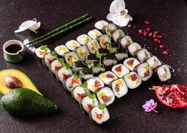 Gökkuşağı suşi somon, yılan balığı, ton balığı, avokado, Kraliyet karides, krem peynir Philadelphia, havyar tobica, chuka ile ayarlayın. Sushi Menüsü. Japon yemekleri