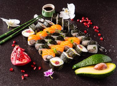 Gökkuşağı suşi somon, yılan balığı, ton balığı, avokado, Kraliyet karides, krem peynir Philadelphia, havyar tobica, chuka ile ayarlayın. Sushi Menüsü. Japon yemekleri