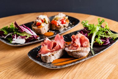 Sandviç salam, peynir ve marul