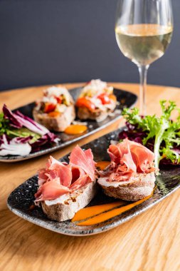 Sandviç salam, peynir ve marul