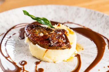 patates püresi et ve sos ile