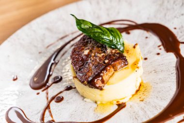 patates püresi et ve sos ile