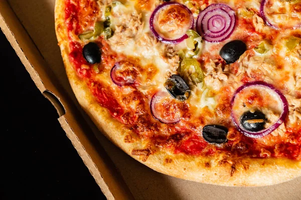 Pizza Auf Schwarzem Hintergrund — Stockfoto