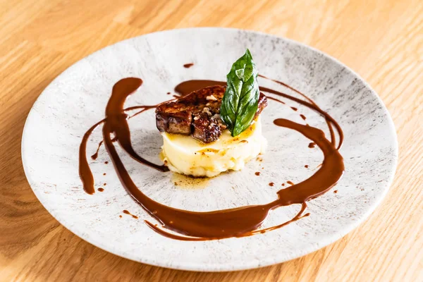 patates püresi et ve sos ile